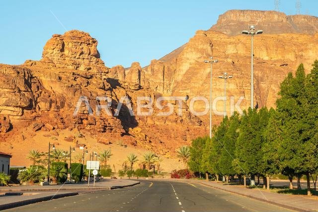 طريق ذو تكوينات تآكل صحراوية في منتزه الشتاء، العلا، مدائن صالح، المملكة العربية السعودية طريق ذو تكوينات تآكل صحراوية في منتزه الشتاء، العلا، مدائن صالح، المملكة العربية السعودية