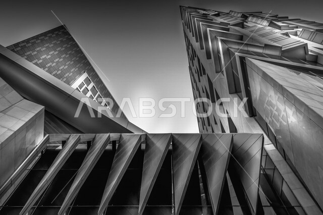 صورة من الاسفل لمركز الملك عبدالله المالي ( كافد ) في الرياض بالمملكة العربية السعودية، الأبراج وناطحات السحاب، معالم الرياض المشهورة، الفن الهندسي المعماري بالسعودية، السياحة في السعودية، صورة بالابيض والاسود