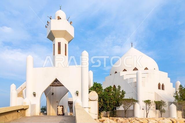 مسجد سالم بن لادن الأبيض، الذي بُني على جزيرة الخبر، المملكة العربية السعودية