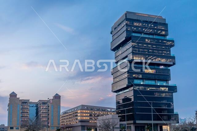 مبانٍ حديثة في المساء، وسط مدينة كوبر، المملكة العربية السعودية
