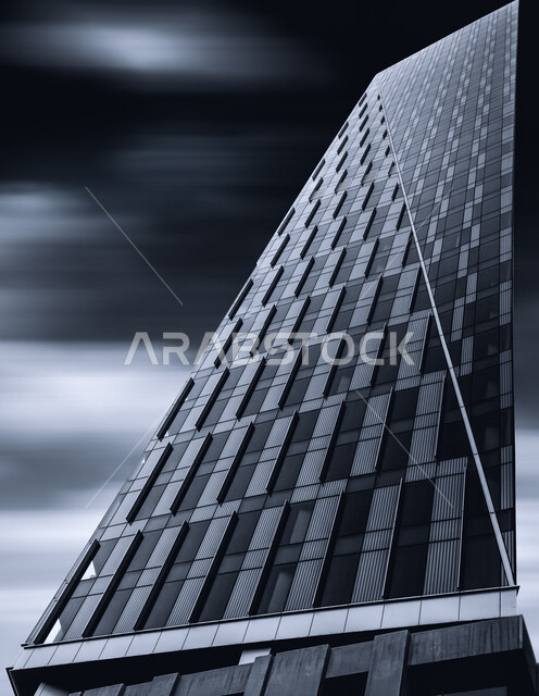 صورة من الاسفل لاحد ابراج مركز الملك عبدالله المالي ( كافد ) في الرياض بالمملكة العربية السعودية، الأبراج وناطحات السحاب، معالم الرياض المشهورة، الفن الهندسي المعماري بالسعودية، صورة بالابيض والاسود