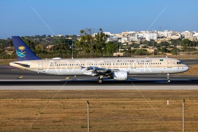 طائرة إيرباص A321-211 التابعة للخطوط الجوية السعودية (رقم التسجيل: HZ-ASN) تصل صباحاً للصيانة في مطار LTM.