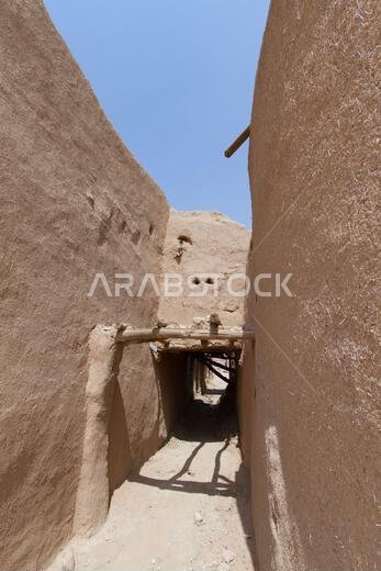 أطلال قرية عربية تراثية مبنية من الطين في الرياض بالمملكة العربية السعودية