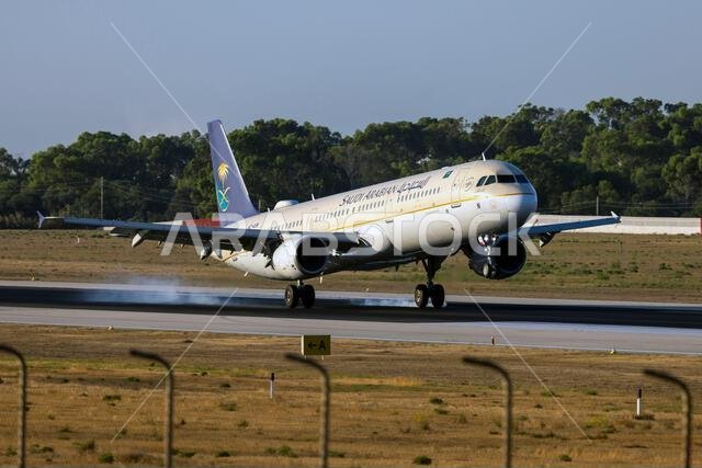 طائرة إيرباص A321-211 التابعة للخطوط الجوية السعودية (رقم التسجيل: HZ-ASN) تصل صباحاً للصيانة في مطار LTM.