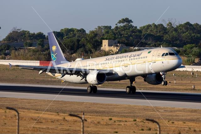 طائرة إيرباص A321-211 التابعة للخطوط الجوية السعودية (رقم التسجيل: HZ-ASN) تصل صباحاً للصيانة في مطار LTM.