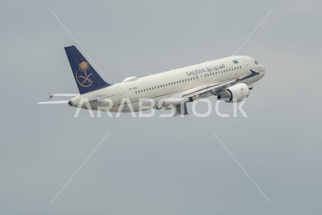 زيورخ، سويسرا، 19 مايو 2023، طائرة إيرباص A320-214 تابعة للخطوط الجوية السعودية (HZ-ASB) بعد إقلاعها مباشرة من المدرج 10 زيورخ، سويسرا، 19 مايو 2023، طائرة إيرباص A320-214 تابعة للخطوط الجوية السعودية (HZ-ASB) بعد إقلاعها مباشرة من المدرج 10