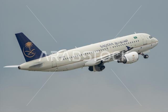 زيورخ، سويسرا، 19 مايو 2023، طائرة إيرباص A320-214 تابعة للخطوط الجوية السعودية (HZ-ASB) بعد إقلاعها مباشرة من المدرج 10 زيورخ، سويسرا، 19 مايو 2023، طائرة إيرباص A320-214 تابعة للخطوط الجوية السعودية (HZ-ASB) بعد إقلاعها مباشرة من المدرج 10