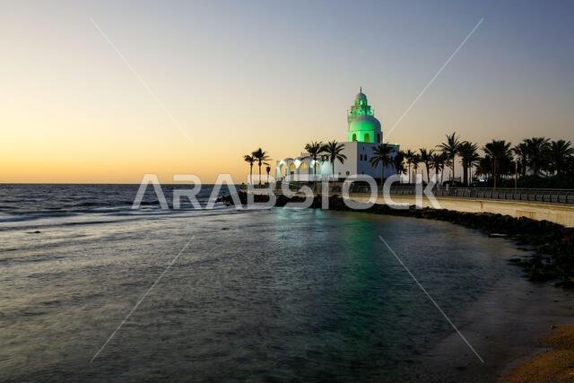 مسجد الجزيرة على الكورنيش، جدة، المملكة العربية السعودية