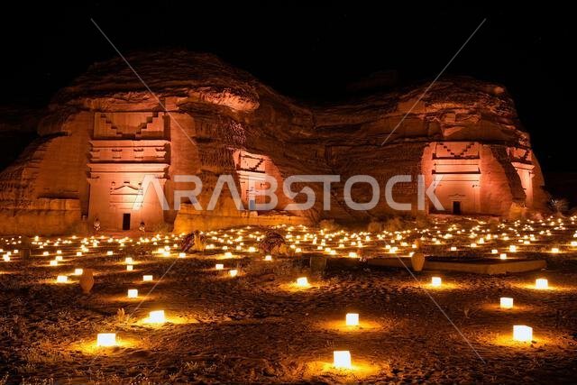 مقابر الحِجر القديمة مضاءة بضوء الشموع، العلا، المملكة العربية السعودية