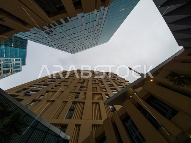 صورة ابداعية بزاوية سفلية لمركز الملك عبدالله المالي ( كافد ) في الرياض بالمملكة العربية السعودية، الأبراج وناطحات السحاب، معالم الرياض المشهورة، الفن الهندسي المعماري بالسعودية، السياحة في السعودية