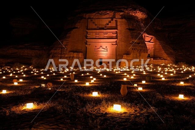 مقابر الحِجر القديمة مضاءة بضوء الشموع، العلا، المملكة العربية السعودية