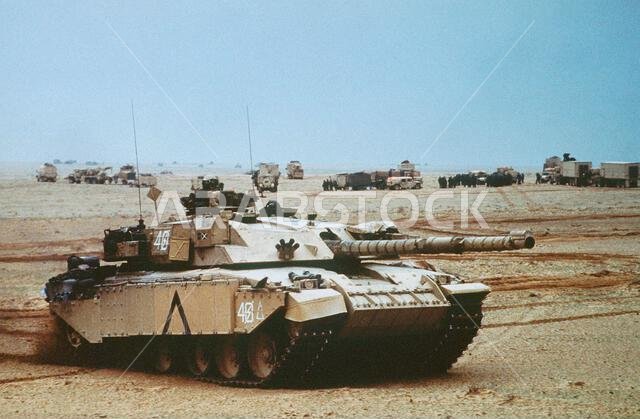 الكويت - 28 فبراير 1991 - دبابة قتال رئيسية من طراز تشالنجر تابعة للجيش البريطاني تدخل معسكرًا مع دبابات أخرى تابعة للحلفاء خلال عملية الصحراء