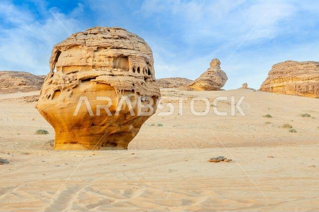تكوينات التعرية الصحراوية بالقرب من العلا، المملكة العربية السعودية تكوينات التعرية الصحراوية بالقرب من العلا، المملكة العربية السعودية