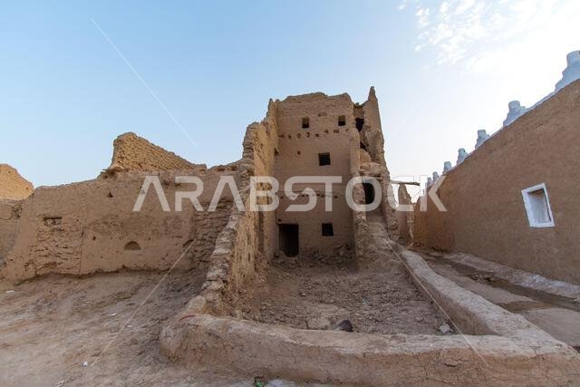 أطلال مدينة عربية قديمة في الشرق الأوسط مبنية من الطوب اللبن، ومسجد قديم ذو مئذنة في الرياض، المملكة العربية السعودية