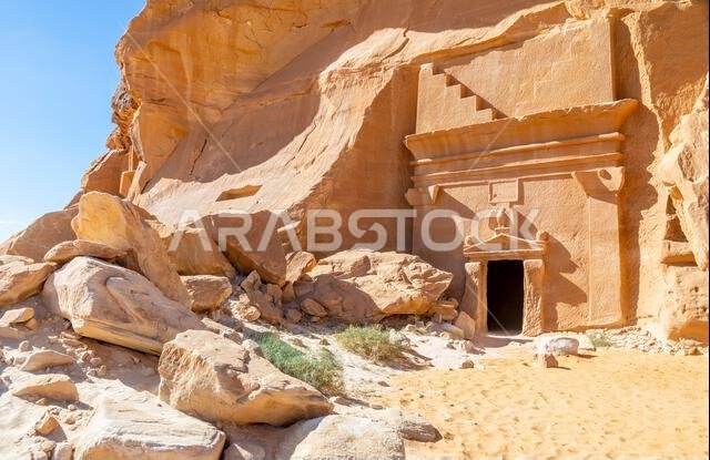قبر نبطي محفور في الحجر في مجمع جبل البنات، الحجر، العلا، المملكة العربية السعودية
