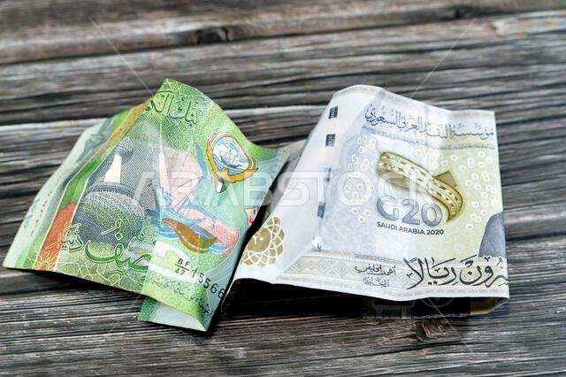 عملات كويتية وسعودية مجعدة من فئة نصف دينار كويتي و20 ريالاً سعودياً، ريال متجعد، ورقة نقدية من فئة الدينار، عملات اقتصادية