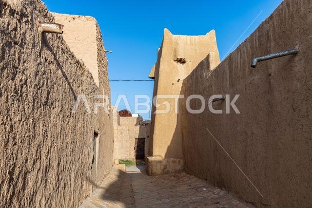 Muzahmiyah old town alleyway