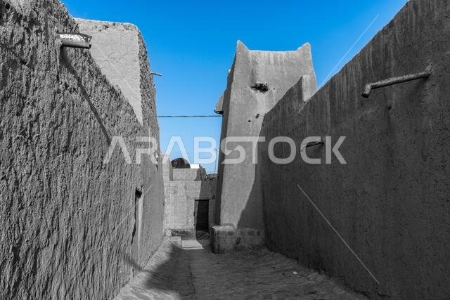 Muzahmiyah old town alleyway - B&W.