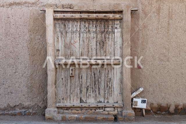 Old Door - Muzahmiyah old town