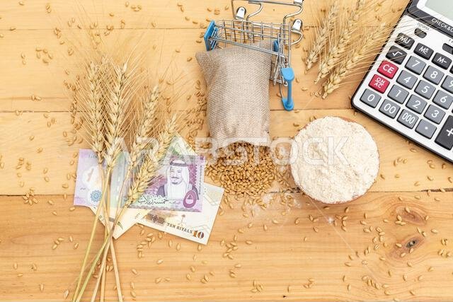سنبلة قمح على الريال السعودي مع حبوب قمح ودقيق على خلفية خشبية. مفهوم سعر القمح