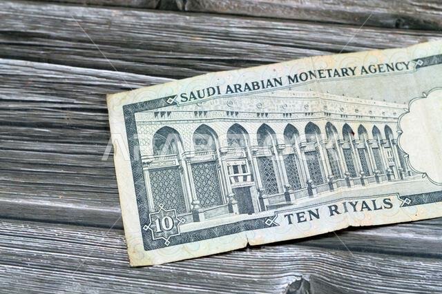 يُظهر الوجه الخلفي للورقة النقدية من فئة 10 ريالات سعودية جدار الماسة مع القوس في المسجد الحرام بمكة المكرمة.