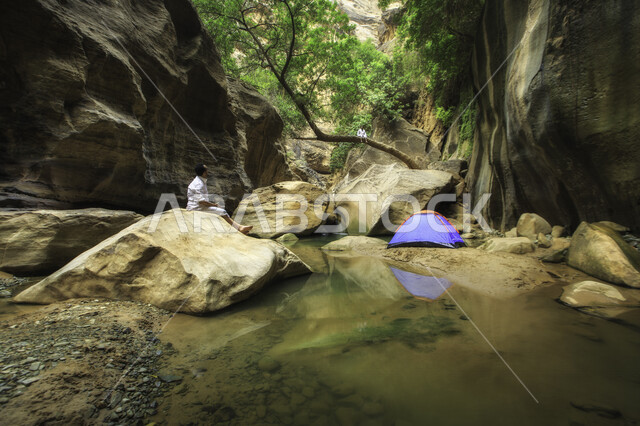  الطبيعة  في وداي حنيفة في مدينة الرياض بالمملكة العربية السعودية , جريان المياه بالأودية , الأعشاب والأشجار الخضراء , السياحة والترفيه, التخييم في فصل الشتاء