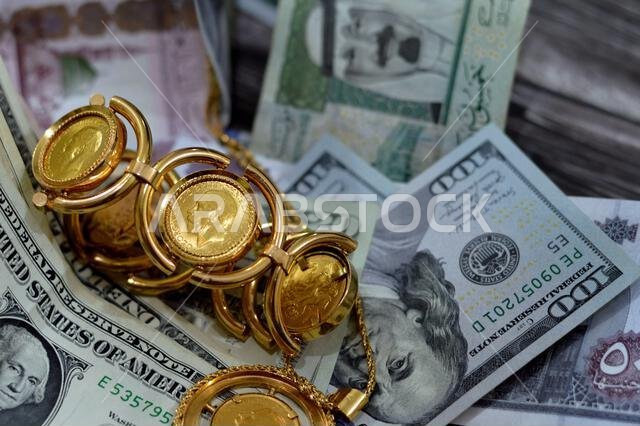 الريال السعودي والدولار الأمريكي، أوراق نقدية، عملات معدنية تحمل صور السيادة والعملات الذهبية البريطانية، وتتميز بملامح جورج الريال السعودي والدولار الأمريكي، أوراق نقدية، عملات معدنية تحمل صور السيادة والعملات الذهبية البريطانية، وتتميز بملامح جورج