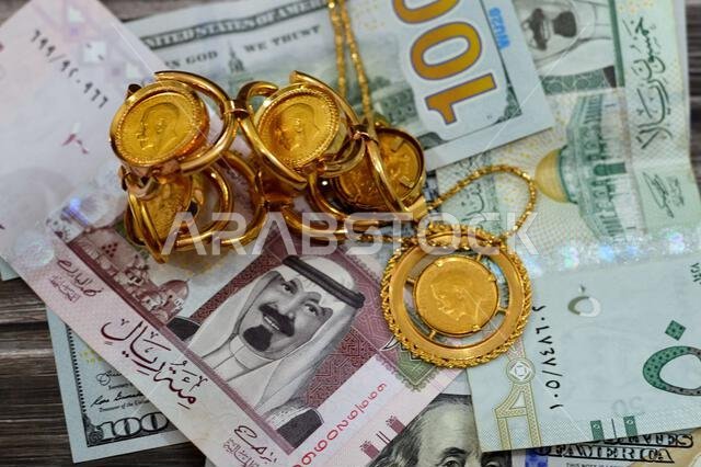 الريال السعودي والدولار الأمريكي، أوراق نقدية، عملات معدنية تحمل صور السيادة والعملات الذهبية البريطانية، وتتميز بملامح جورج الريال السعودي والدولار الأمريكي، أوراق نقدية، عملات معدنية تحمل صور السيادة والعملات الذهبية البريطانية، وتتميز بملامح جورج