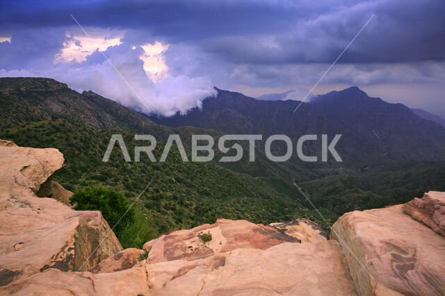 مناظر طبيعيه من اعالي الجبال في المملكه العربيه السعوديه, الطبيعه الخضراء في الجبال, السياحه في السعوديه