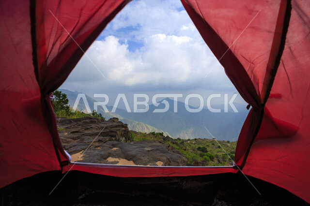 مناظر طبيعيه من اعالي الجبال في المملكه العربيه السعوديه, الطبيعه الخضراء في الجبال, السياحه والترفيه, التخييم في فصل الشتاء