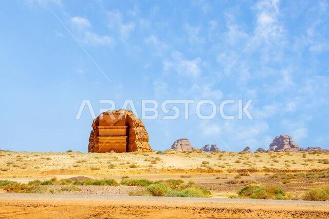 منظر للصحراء السعودية مع مدخل مقبرة لحيان، ابن كوزا، النبطية القديمة المنحوتة في الصخر، مدائن صالح، الحِجر، المملكة العربية السعودية.