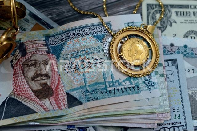 عملات ورقية من الدولار الأمريكي والجنيه المصري والريال السعودي، بالإضافة إلى عملات ذهبية بريطانية ذات أشكال مميزة.