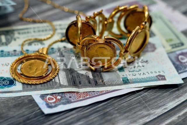 عملات ورقية من الدولار الأمريكي والجنيه المصري والريال السعودي، بالإضافة إلى عملات ذهبية بريطانية ذات أشكال مميزة.