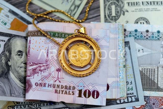 عملات ورقية من الدولار الأمريكي والجنيه المصري والريال السعودي، بالإضافة إلى عملات ذهبية بريطانية ذات أشكال مميزة.