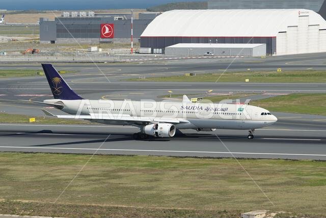 إسطنبول، تركيا - 1 أكتوبر 2022: طائرة إيرباص A330-343E (1770) تابعة للخطوط الجوية السعودية تهبط في مطار إسطنبول الدولي إسطنبول، تركيا - 1 أكتوبر 2022: طائرة إيرباص A330-343E (1770) تابعة للخطوط الجوية السعودية تهبط في مطار إسطنبول الدولي