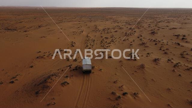 صورة جوية لمنزل أبيض عتيق يقع في صحراء المملكة العربية السعودية