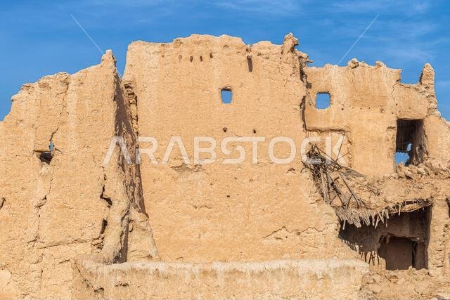 أطلال قديمة - جدار من الطين والقش