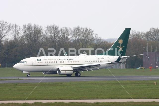 الطائرة HZ-MF2، التابعة لوزارة المالية والاقتصاد السعودية، من طراز بوينغ 737-700 BBJ، تصل إلى مطار لندن ستانستيد، إسيكس، المملكة المتحدة في 22 أغسطس 2023