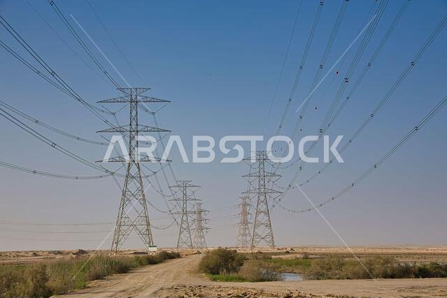 خطوط نقل الطاقة الكهربائية عالية القدرة في الصحراء. الدمام - المملكة العربية السعودية.