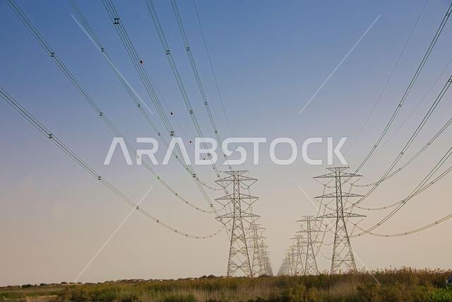 خطوط نقل الطاقة الكهربائية عالية القدرة في الصحراء. الدمام - المملكة العربية السعودية. خطوط نقل الطاقة الكهربائية عالية القدرة في الصحراء. الدمام - المملكة العربية السعودية.