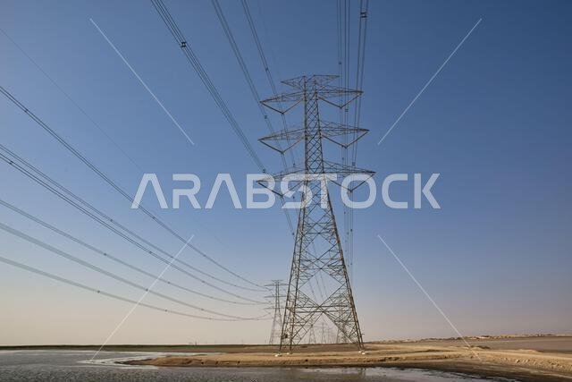 خطوط نقل الطاقة الكهربائية عالية القدرة في الصحراء. الدمام - المملكة العربية السعودية.