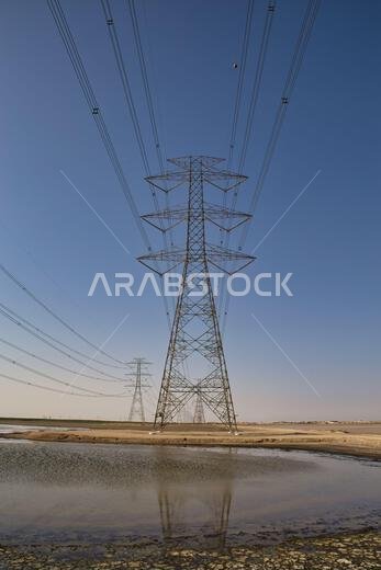 خطوط نقل الطاقة الكهربائية عالية القدرة في الصحراء. الدمام - المملكة العربية السعودية.