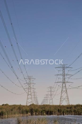 خطوط نقل الطاقة الكهربائية عالية القدرة في الصحراء. الدمام - المملكة العربية السعودية.