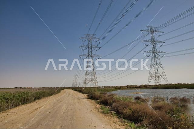 خطوط نقل الطاقة الكهربائية عالية القدرة في الصحراء. الدمام - المملكة العربية السعودية.