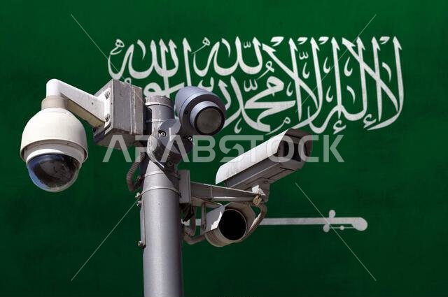 نظام كاميرات مراقبة متعدد الزوايا مع خلفية علم المملكة العربية السعودية. تحكم كامل.