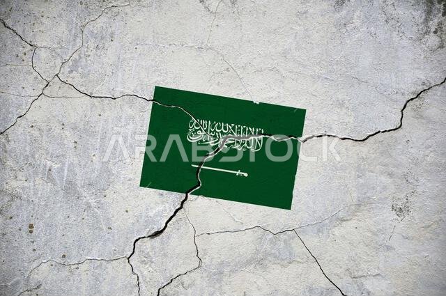 صورة قديمة لعلم المملكة العربية السعودية على جدار متصدع.