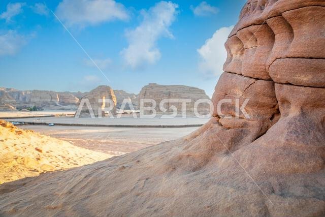 تكوينات التعرية الصحراوية مع صخرة الفيل في الخلفية، بالقرب من العلا، المملكة العربية السعودية تكوينات التعرية الصحراوية مع صخرة الفيل في الخلفية، بالقرب من العلا، المملكة العربية السعودية