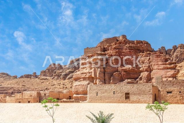 شارع البلدة القديمة في العلا مع أسوار القلعة على التل، منطقة المدينة المنورة، المملكة العربية السعودية شارع البلدة القديمة في العلا مع أسوار القلعة على التل، منطقة المدينة المنورة، المملكة العربية السعودية