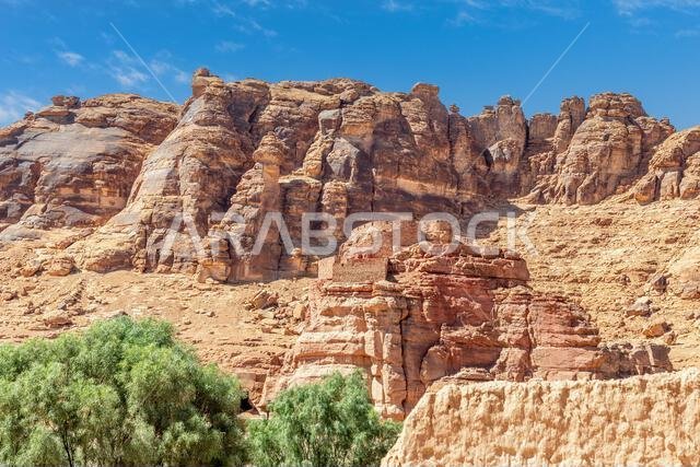 أسوار قلعة العلا القديمة على التل، منطقة المدينة المنورة، المملكة العربية السعودية أسوار قلعة العلا القديمة على التل، منطقة المدينة المنورة، المملكة العربية السعودية