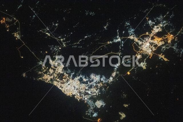 صورة التقطت من محطة الفضاء الدولية في 26 مارس 2023، تظهر مدينتي جدة ومكة المضاءتين في المملكة العربية السعودية في تناقض مع البحر الأحمر المظلم والصحراء المحيطة به من على ارتفاع 258 ميلاً فوق سطح الأرض.